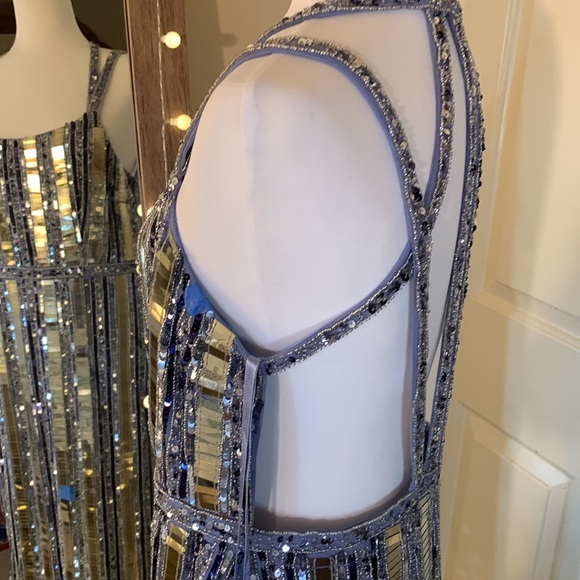 MAC DUGGAL
Halter Neck Embellished Detailed Back Gown - Picture 11 of 17